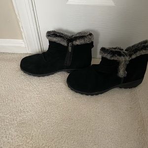 Women’s suede Khombu booties.